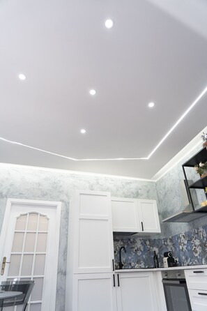 Kjøleskap, mikrobølgeovn, ovn og kokeplater