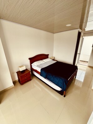 3 عدّة غرف نوم ومكتب ومكواة/لوح كي وواي فاي