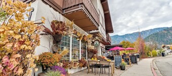 Great Views from 2-bedroom condo in Downtown Leavenworth