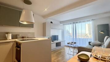 Een koelkast, een microgolfoven, een oven, een kookplaat