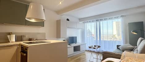 Réfrigérateur, four à micro-ondes, un four, surface de cuisson