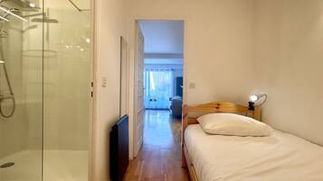 Een strijkplank/strijkijzer, beddengoed