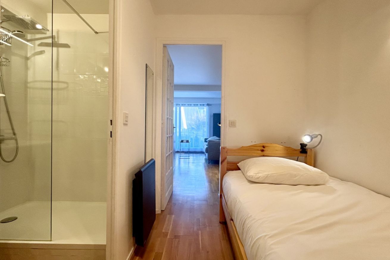 Fer et planche à repasser, draps fournis