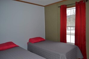 3 bedrooms, desk, iron/ironing board, free WiFi