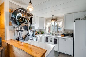 Réfrigérateur, micro-ondes, plaque de cuisson, lave-vaisselle