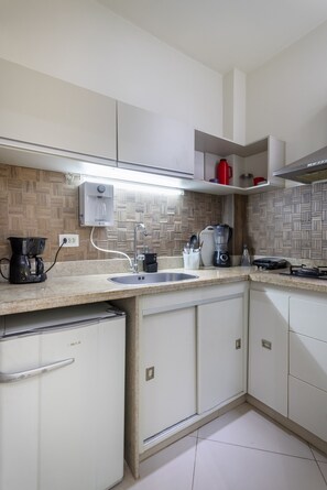 Fridge, oven, stovetop, coffee/tea maker