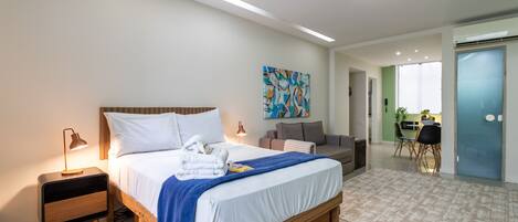 1 quarto, ferros/tábuas de passar roupa, berço de viagem