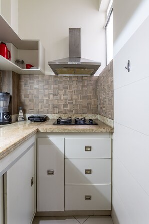 Réfrigérateur, four, plaque de cuisson, cafetière/bouilloire