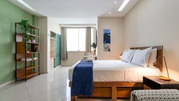 1 quarto, ferros/tábuas de passar roupa, berço de viagem