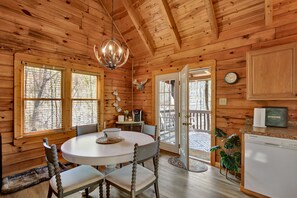 Dining - Charming Mountain Ridge View Cozy Cabin near FDR State Park and Callaway Gardens (Warm Springs)