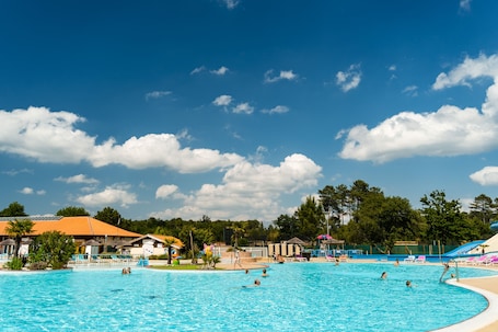 Indoor pool, outdoor pool. Mobil'home Camping 4lac Privé
