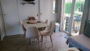 Pöytäjalkapallopöytä, pöytätennispöytä, kirjoja