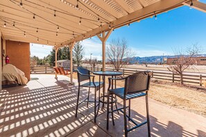 Outdoor dining - Views of Pikes Peak from a Cozy Home (Monument)