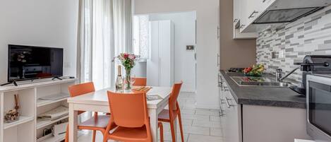 Réfrigérateur, four à micro-ondes, un four, surface de cuisson