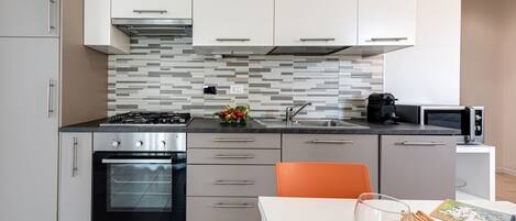 Kühlschrank, Mikrowelle, Ofen, Herdplatte