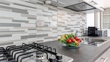 Frigorífico, microondas, horno y placa de cocina