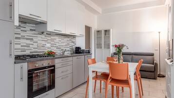 KĂŒhlschrank, Mikrowelle, Ofen, Herdplatte