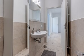 Dusche, Haartrockner, Bidet, Handtücher