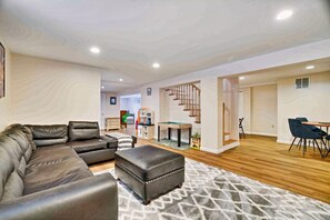 Télévision, cheminée, jeux vidéo, livres