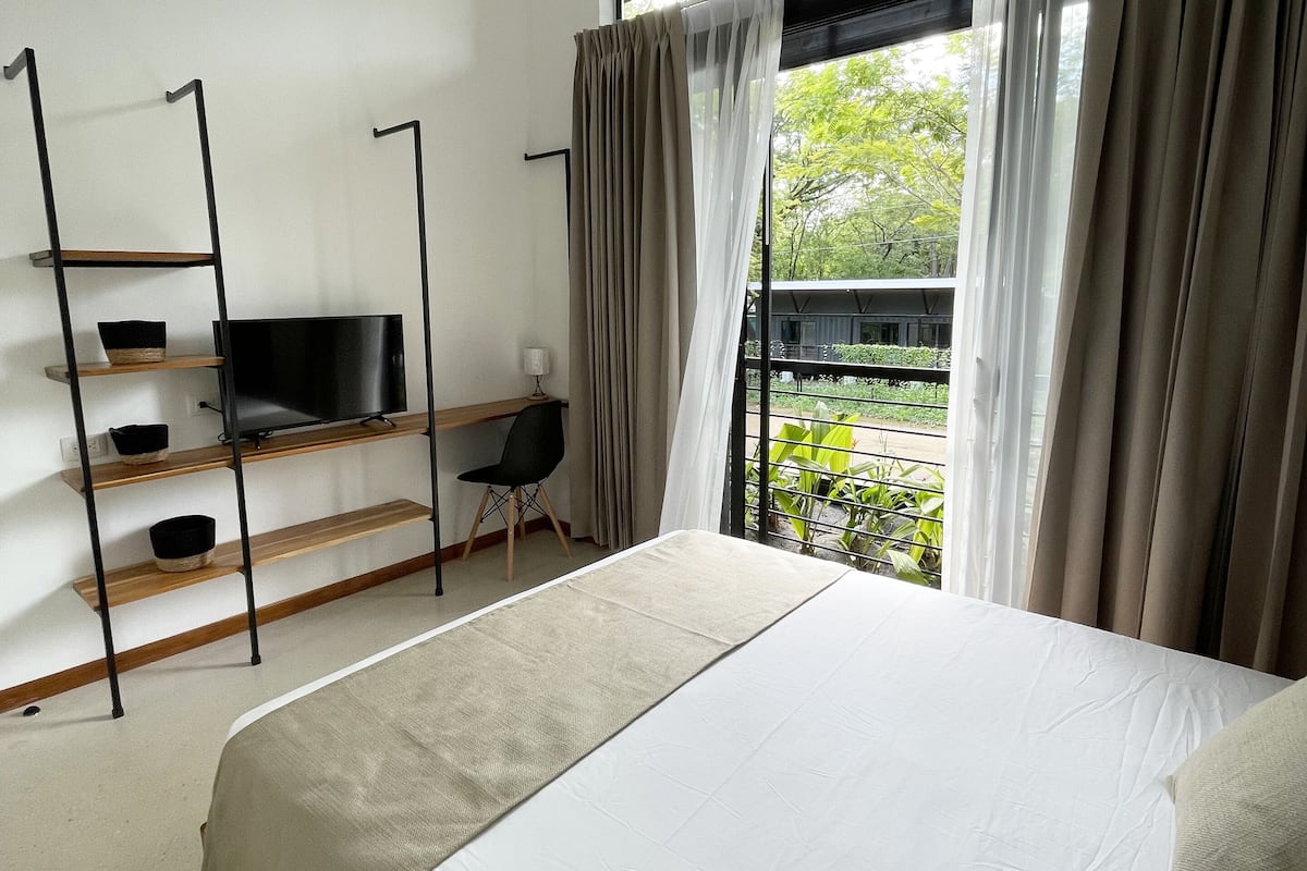 客房内保险箱、笔记本电脑工作区、免费 WiFi、床单