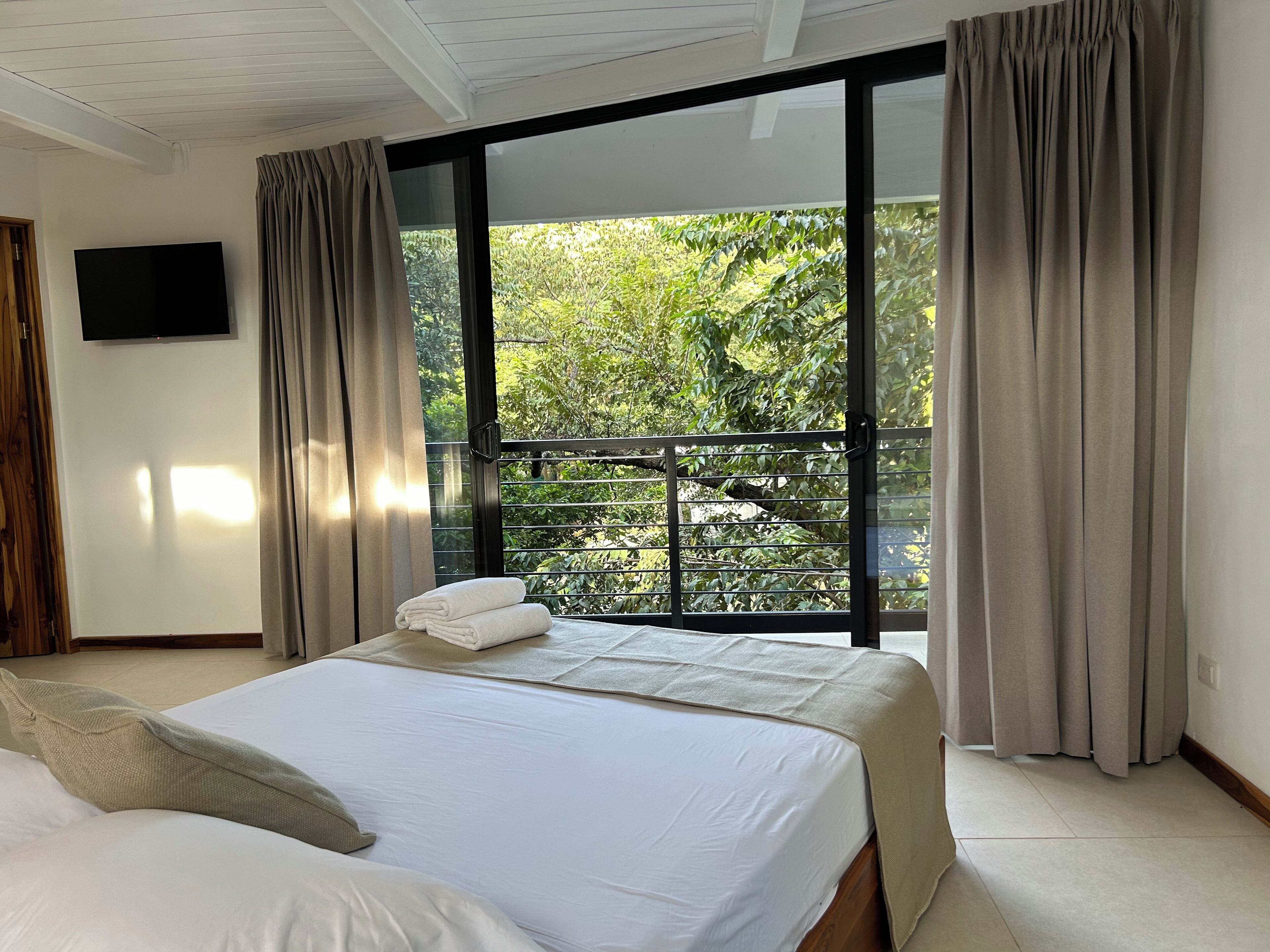 Căn hộ Premium | Khu phòng khách | Smart TV 32-inch có truyền hình kỹ thuật số, Netflix, dịch vụ stream 