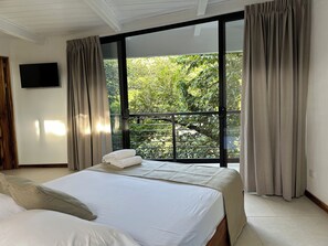 尊荣公寓 | 起居区 | 32-英寸智能电视（配备数码频道）、Netflix、流媒体服务