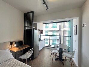 Desk, laptop workspace, free WiFi, bed sheets - Studio em Perdizes - em frente a PUC (São Paulo)