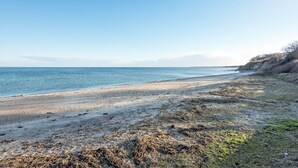 A beach with a sandy shore and grassy areas, leading to the sea. - Gorgeous home in Sydals with WiFi (Sydals)