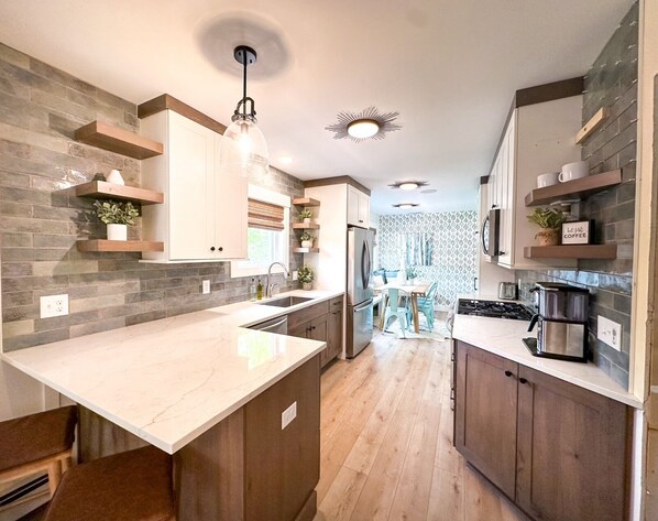 冰箱、微波炉、烤箱、炉灶