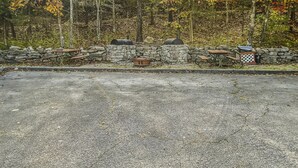 Outdoor dining - Double Queen Room w/Kitchen Supplies (Branson)