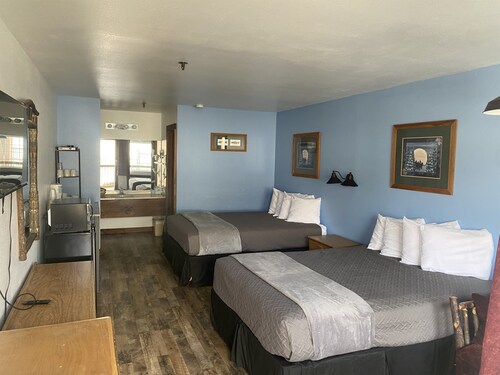 Double Queen Room w/Kitchen Supplies