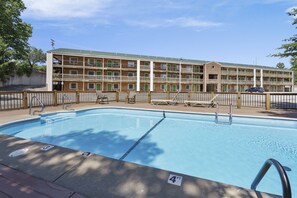 Pool - Standard Double Queen Room (Branson)