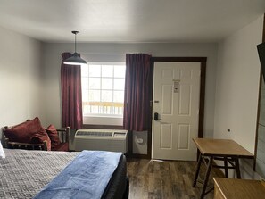 1 bedroom, free WiFi, bed sheets - Standard Double Queen Room (Branson)