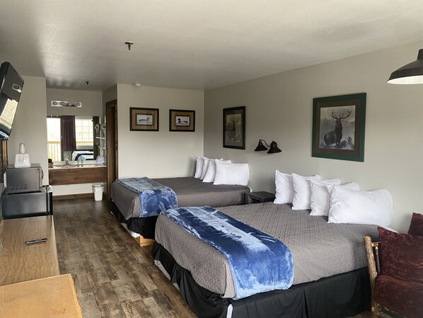 1 bedroom, free WiFi, bed sheets - Standard Double Queen Room (Branson)