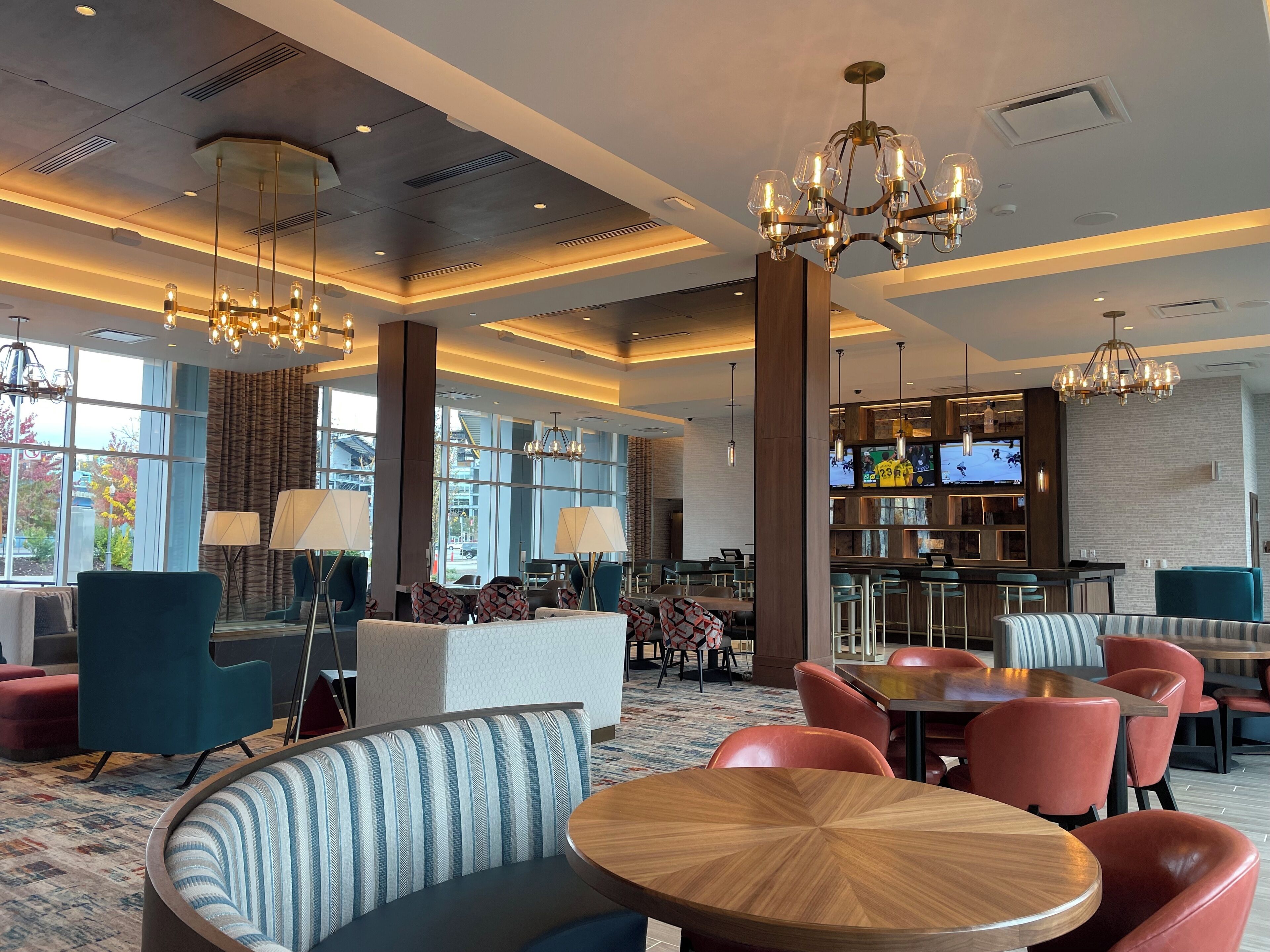 4 bars/lounges, lobby lounge