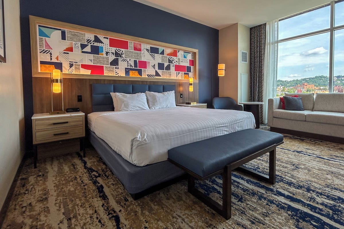 Deluxe Room, 1 King Bed | 1 bedroom, hypo-allergenic bedding, in-room safe, desk