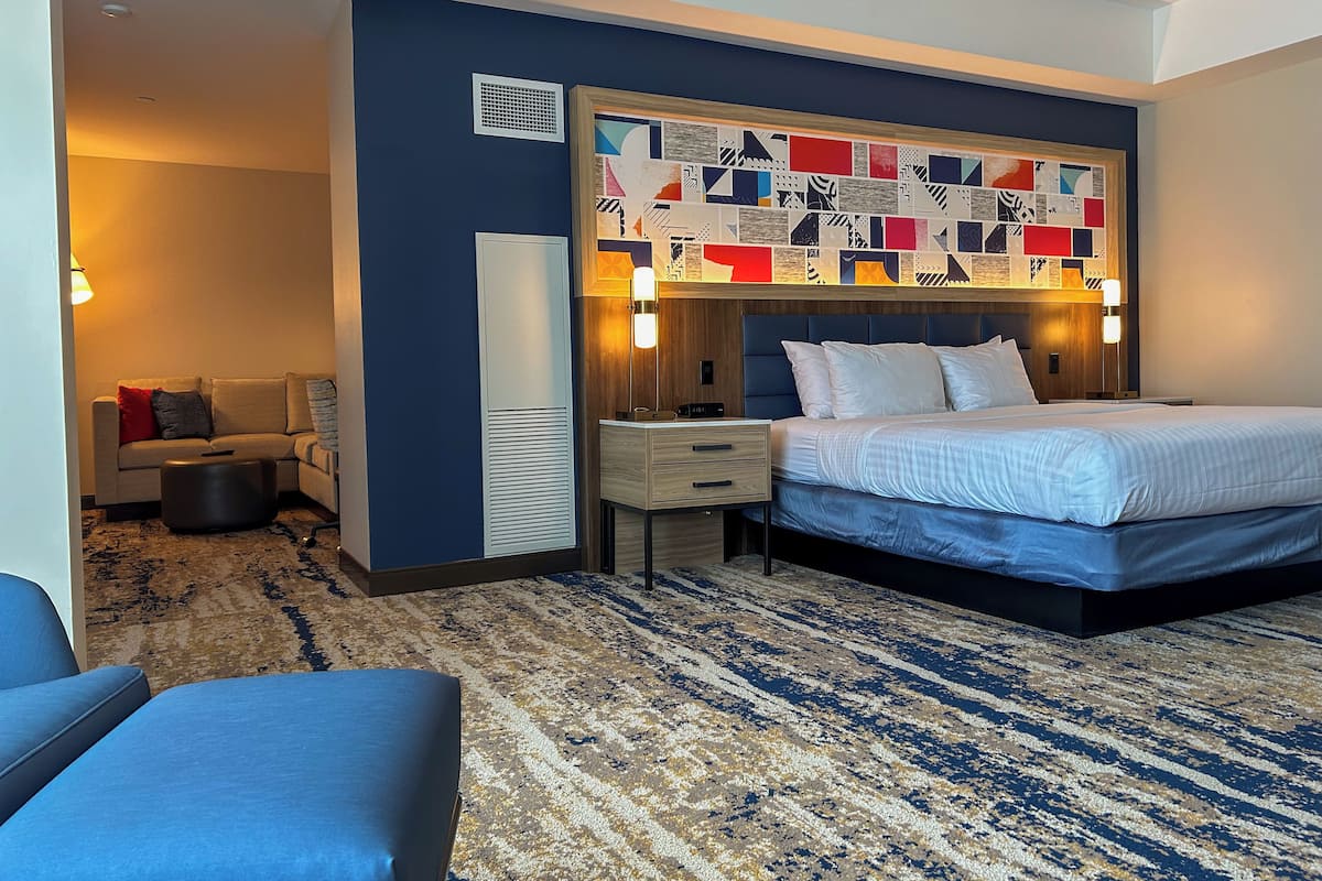 Executive Studio Suite | 1 bedroom, hypo-allergenic bedding, in-room safe, desk