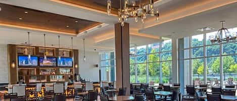 4 bars/lounges, lobby lounge