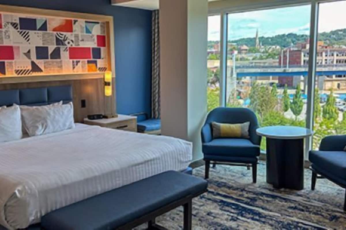 Club Suite | 1 bedroom, hypo-allergenic bedding, in-room safe, desk
