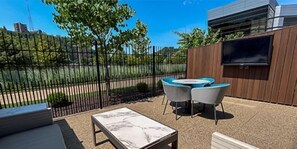 Suite, 2 letti queen, terrazzo, vista fiume | Terrazza/patio
