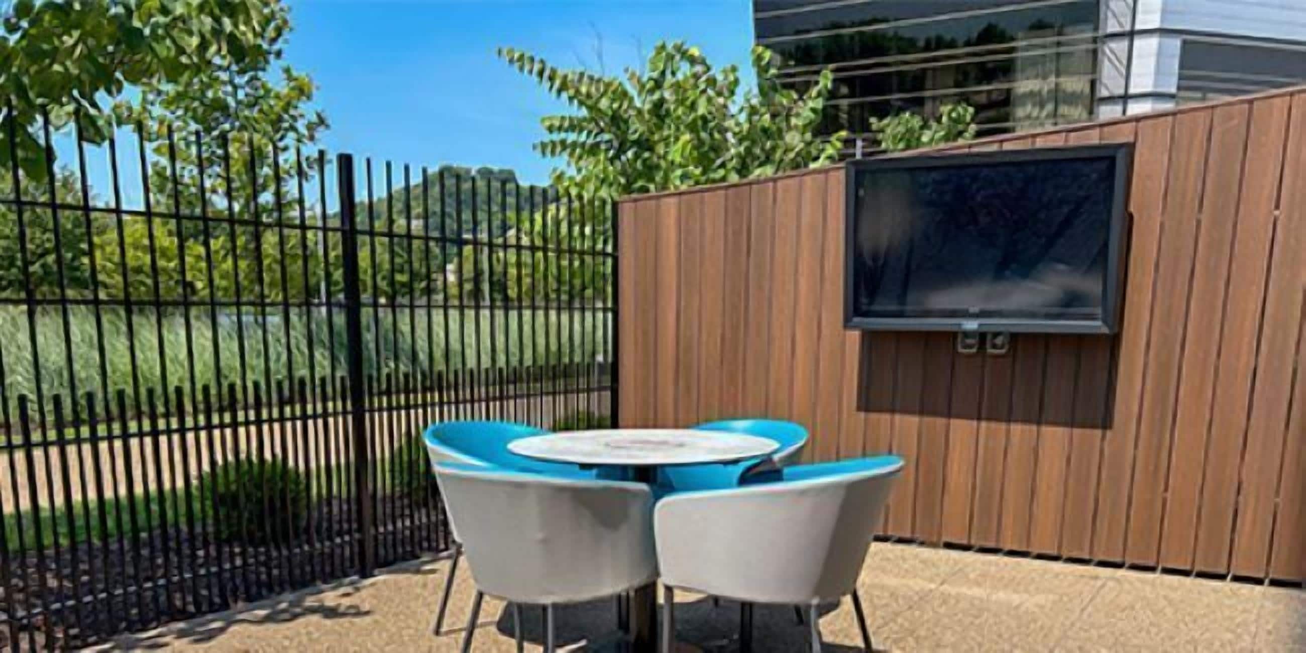 Suite, 1 kingsize bed, terras, uitzicht op rivier | Terras