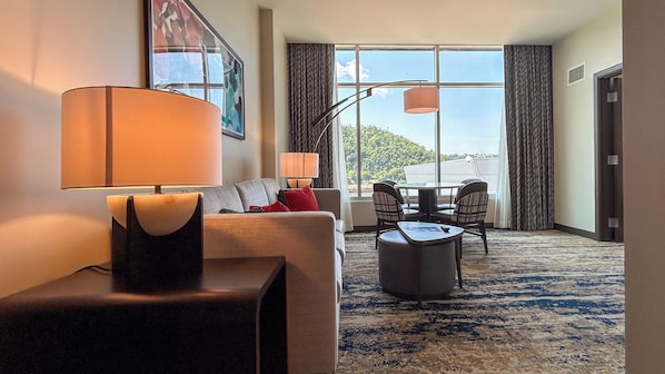 Suite ejecutiva, 1 habitación, vista al río | Área de sala de estar | Smart TV de 55 pulgadas con canales por cable y Netflix 