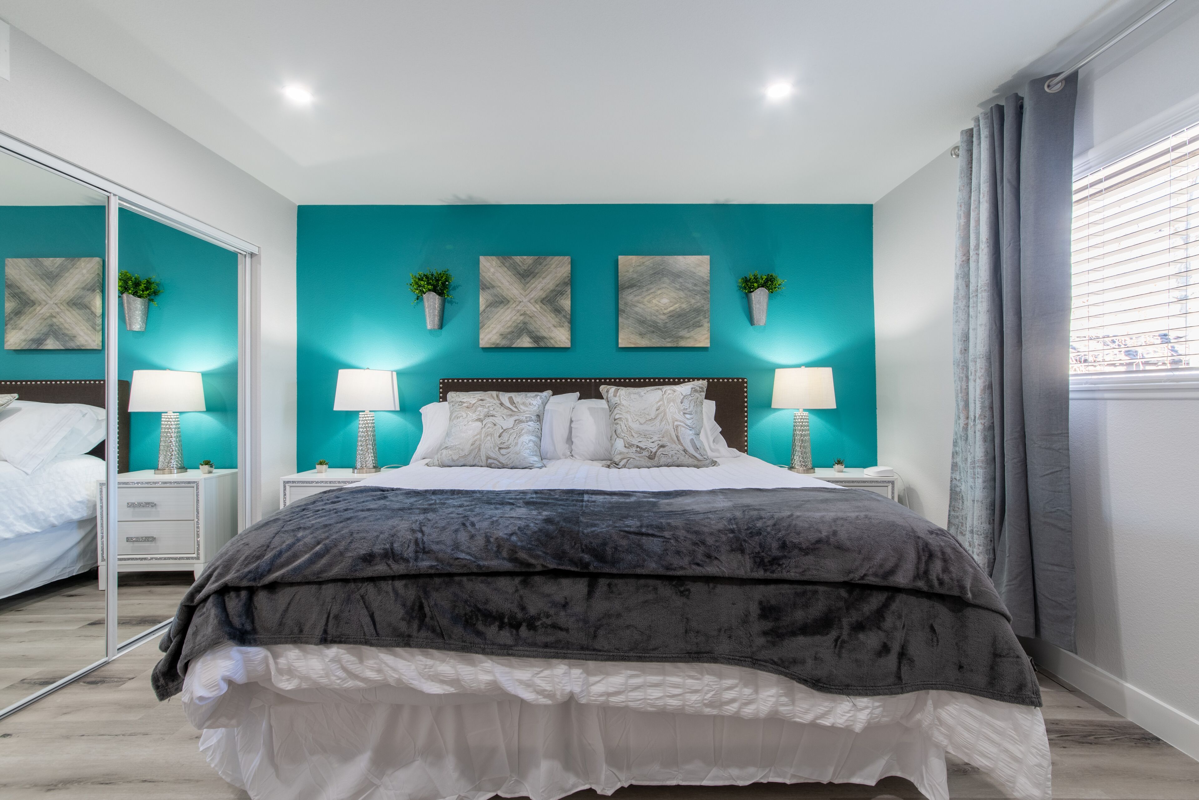 2 habitaciones, escritorio y tabla de planchar con plancha 