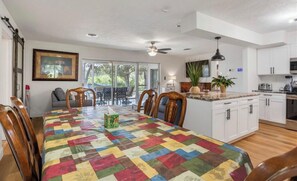 Dining - ROMANTIC, PRIVACY, PARADISE, Free KAYAK - Renovated WATERFRONT with WIFI -HUDSON (Port Richey)