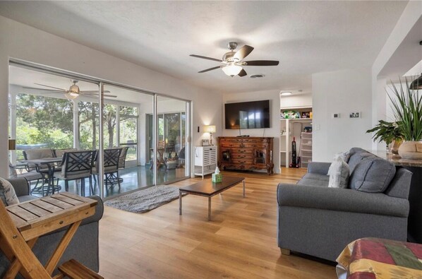 Smart TV, computer monitors - ROMANTIC, PRIVACY, PARADISE, Free KAYAK - Renovated WATERFRONT with WIFI -HUDSON (Port Richey)