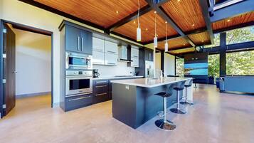 Køleskab, mikrobølgeovn, ovn, kogeplade