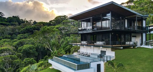 Odyssey Villa - incredible mountain views, 3 bedrooms, w pool!