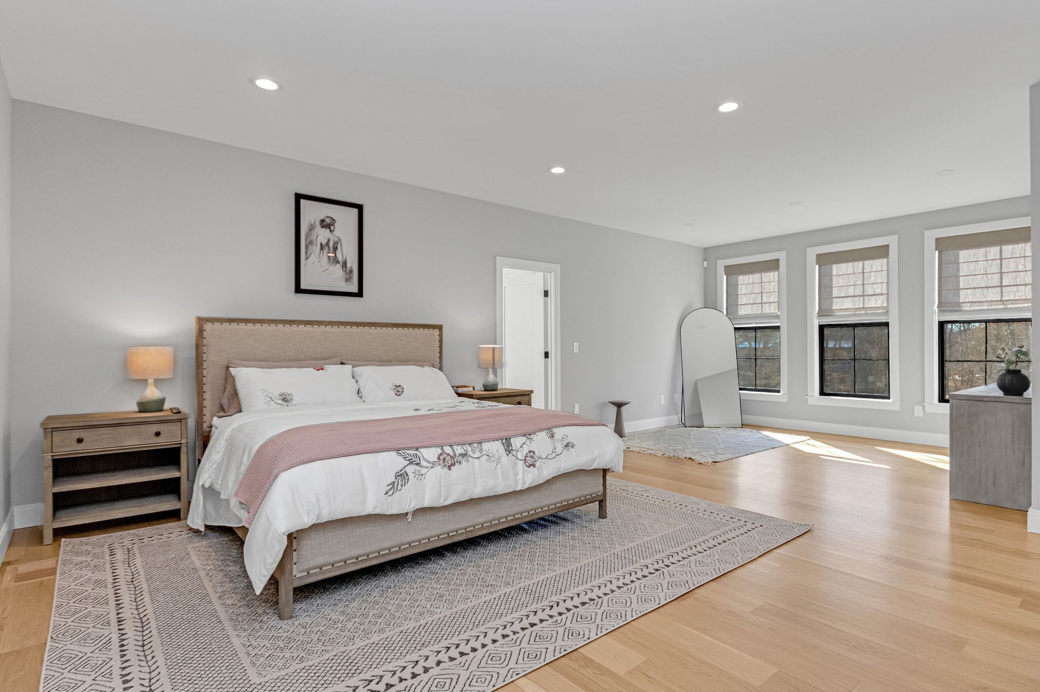 4 bedrooms, iron/ironing board, WiFi, bed sheets