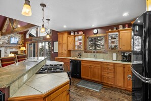 Fridge, microwave, oven, stovetop - Terry Peak Cabin · Hot Tub · Sleeps 12 · 4BR (Lead)
