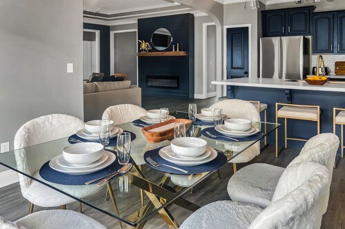 Glaring & Modern 3BR 2BTH Home 13 Min DT  Stadium - Lux Backyard